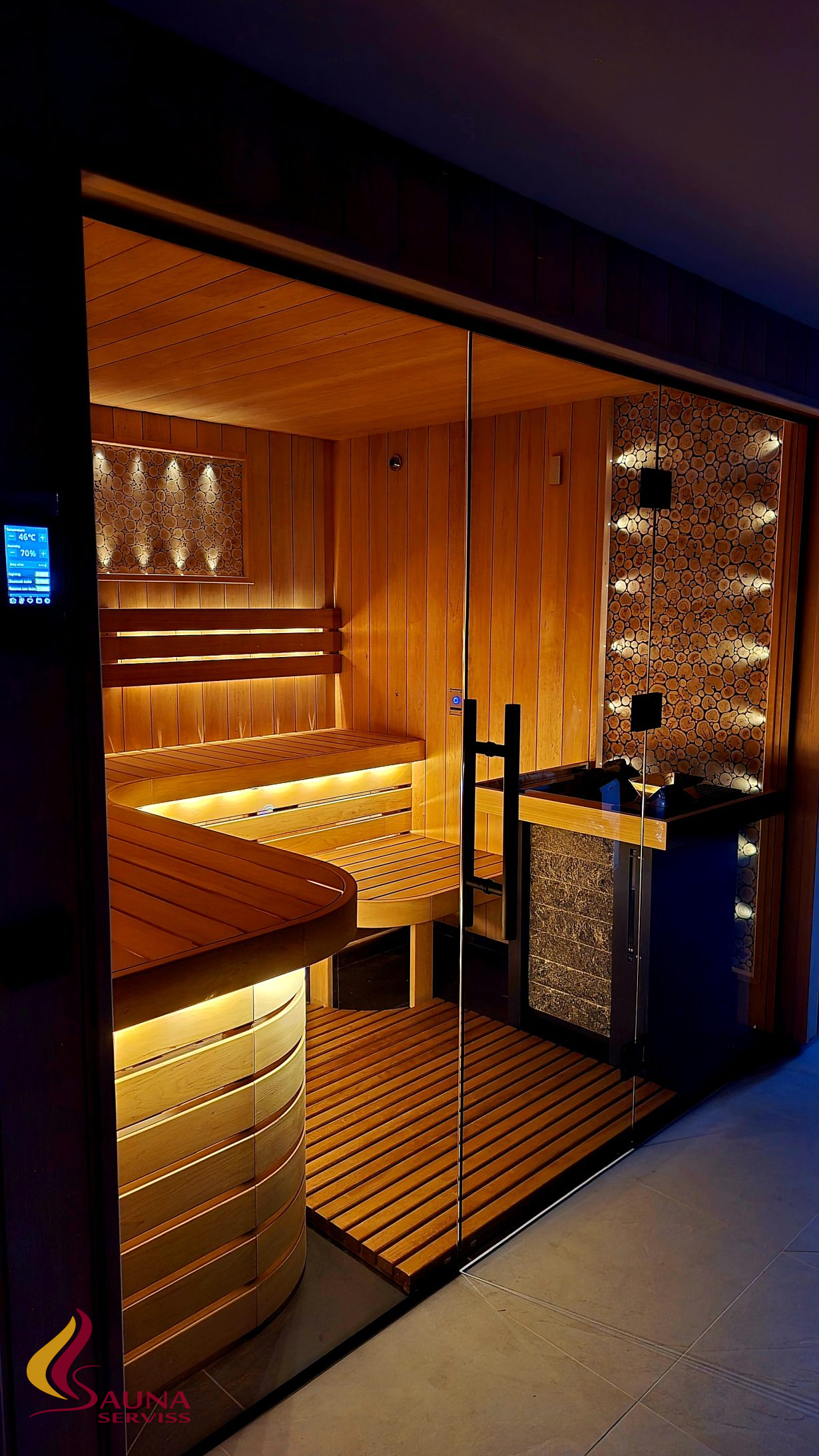 Pirts, kuras apdarē izmantots melnalksnis, lāvas no kanādas ciedra. Dekorā kadiķis un termometrs Aspectu. Pirts krāsns ar iebūvētu tvaika ģeneratoru. EOS Stone S60 Vapor